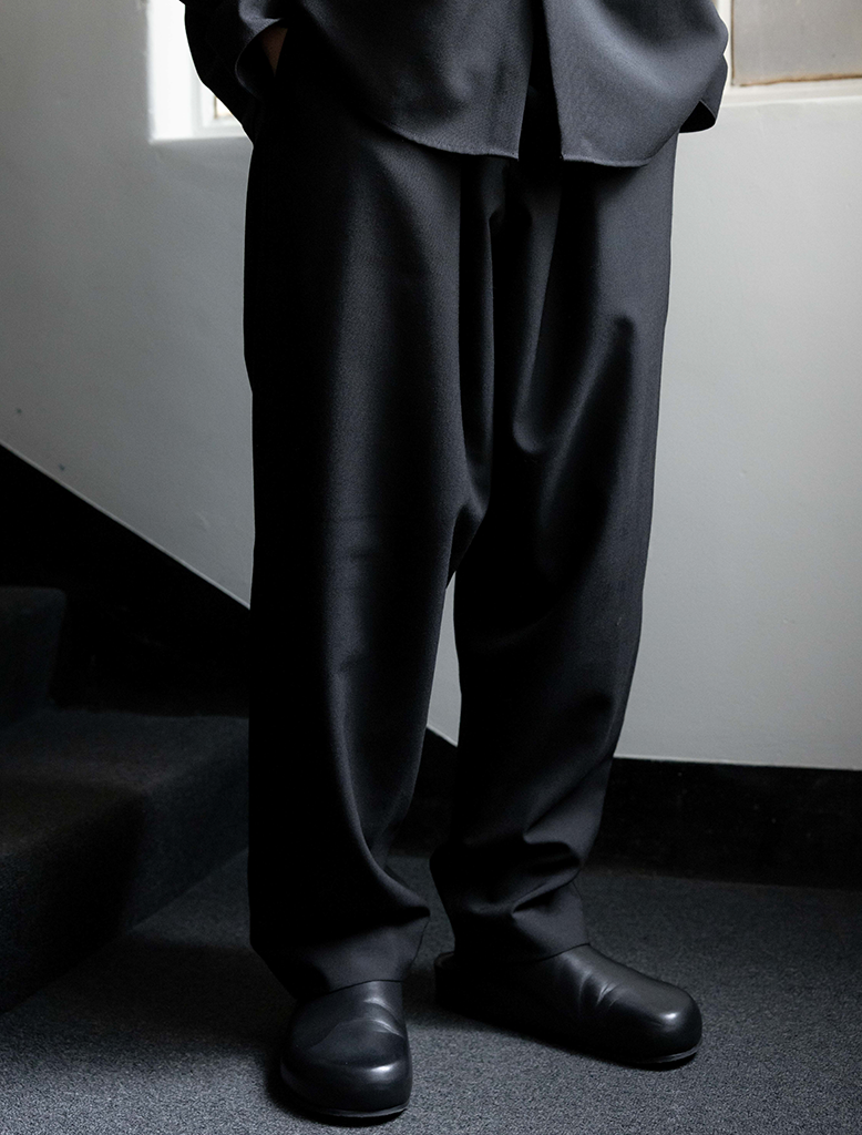 TROPICAL WOOL PLEATED TROUSER
