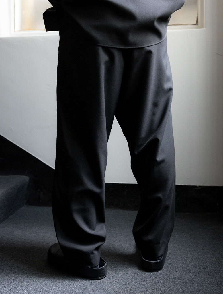 TROPICAL WOOL PLEATED TROUSER