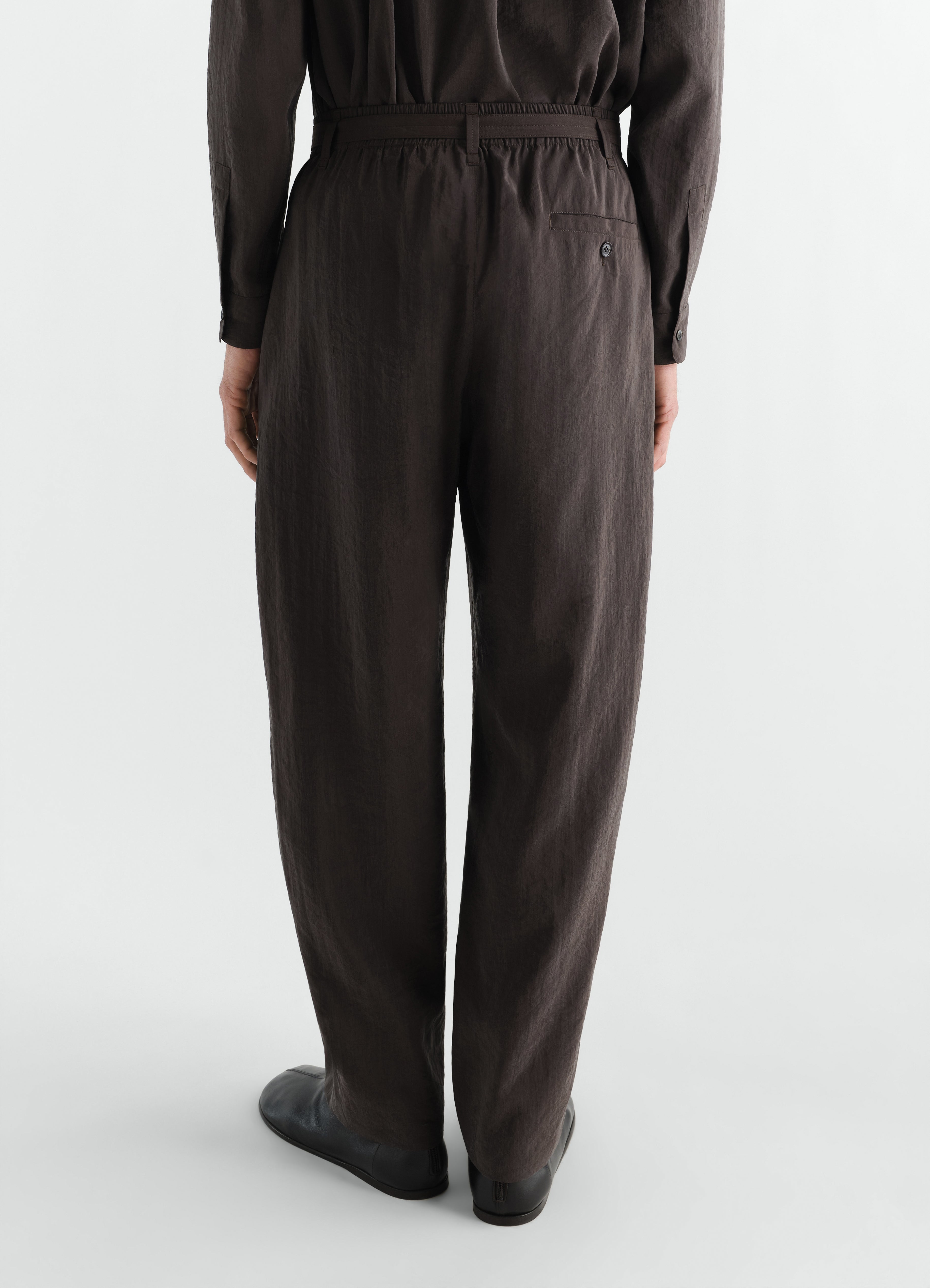 BELTED RELAXED DRY SILK PANTS