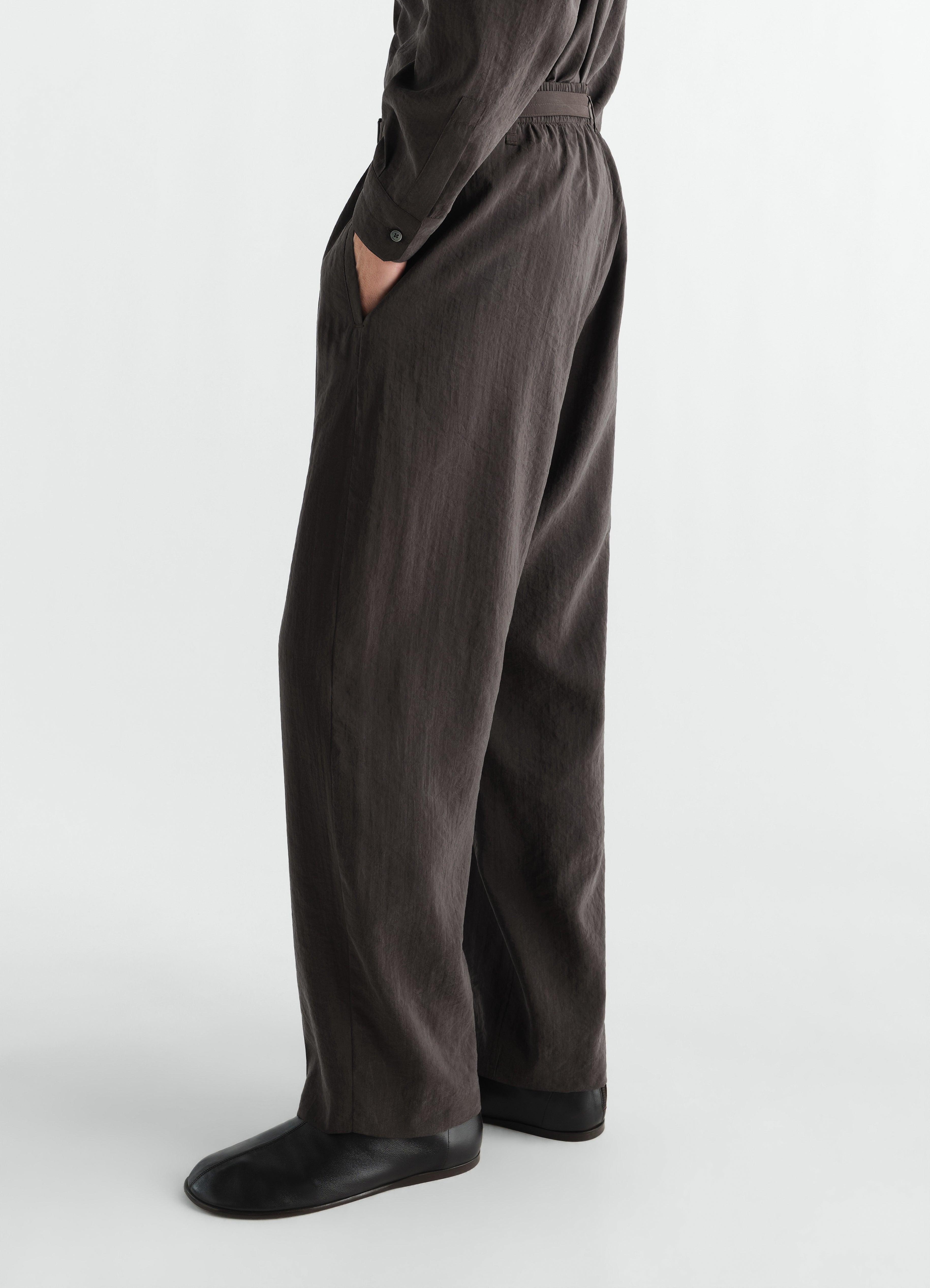 BELTED RELAXED DRY SILK PANTS