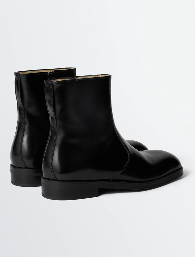 ZIPPED BOOTS