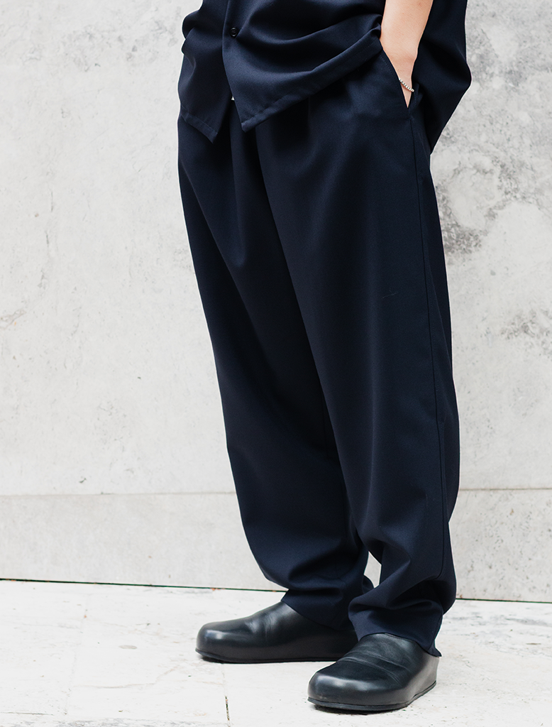 TROPICAL WOOL PLEATED TROUSER
